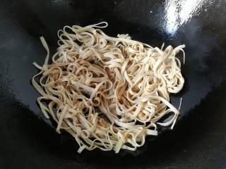8、胡萝卜丝炒豆腐皮,调入少许盐，生抽，醋翻炒一会儿；