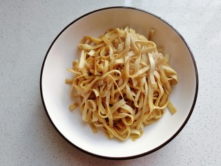 9、胡萝卜丝炒豆腐皮,炒均匀后盛起备用；