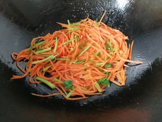 11、胡萝卜丝炒豆腐皮,调入少许盐，点一点水炒至胡萝卜丝变软；