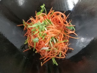 10、胡萝卜丝炒豆腐皮,锅中再入少许油，下胡萝卜丝翻炒一下；