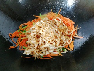12、胡萝卜丝炒豆腐皮,再加入豆腐皮一起翻炒均匀；