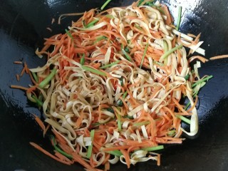 13、胡萝卜丝炒豆腐皮,最后调入少许蚝油，胡椒，鸡精炒均匀即可起锅；