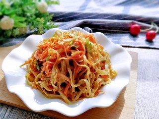 14、胡萝卜丝炒豆腐皮,成品！简单食材也能很美味！