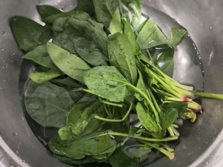 1、芙蓉鲜蔬汤,先把菠菜，摘去黄叶，清洗干净，备用