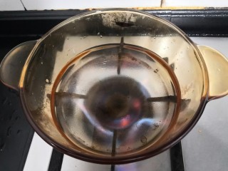 2、芙蓉鲜蔬汤,上锅加入水500克，大火烧煮