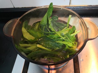 3、芙蓉鲜蔬汤,水煮开后，放入菠菜