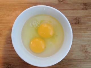 7、芙蓉鲜蔬汤,鸡蛋，磕入碗中