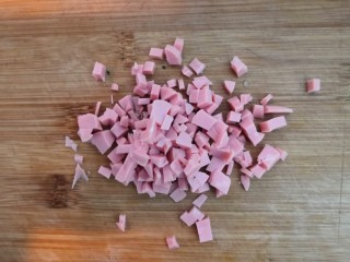 9、芙蓉鲜蔬汤,火腿肠，撕去表面薄膜，切成丁，备用