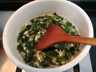 14、芙蓉鲜蔬汤,用铲子，快速的搅拌，使鸡蛋液，凝固断生