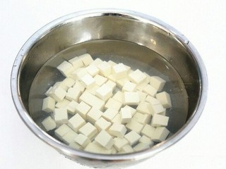 4、蟹黄豆腐,把豆腐切成小块，然后放入淡盐水中浸泡10分钟。