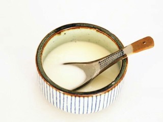 5、蟹黄豆腐,碗中放入意思淀粉，4勺水，调成水淀粉备用。