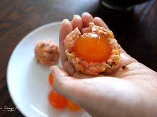4、咸蛋黄时蔬珍珠丸子,用肉馅把蛋黄包裹起来。