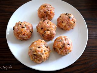 5、咸蛋黄时蔬珍珠丸子,包完以后稍微放一会儿定下型。