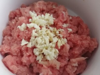 5、萝卜肉丸汤,姜蒜切碎放入肉馅。