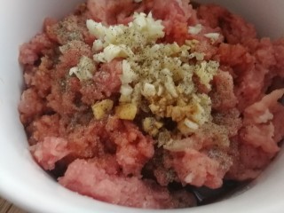 6、萝卜肉丸汤,放料酒、生抽、黑胡椒粉、盐。