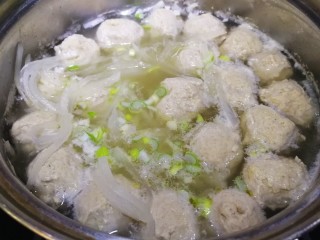 15、萝卜肉丸汤,文火煮5分钟，萝卜丝变透明。出锅前滴上香油，洒上葱花。