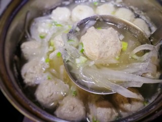 16、萝卜肉丸汤,汤鲜、肉丸嫩滑入味。