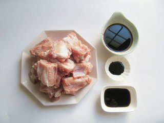 1、红烧糖醋排骨,先准备好食材，排骨剁段