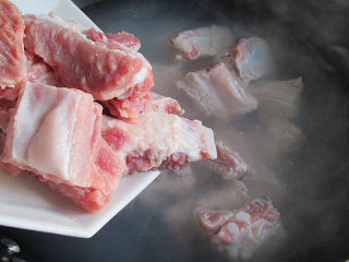 2、红烧糖醋排骨,排骨下入冷水锅内煮开捞去浮沫