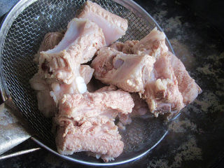 3、红烧糖醋排骨,捞出清洗干净