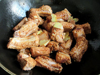 6、红烧糖醋排骨,倒入排骨、生抽、老抽翻炒3分钟