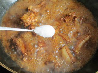 9、红烧糖醋排骨,加入二勺糖