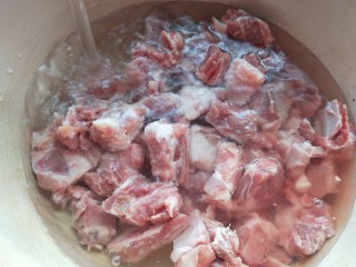 2、虫草花排骨汤,排骨洗干净。