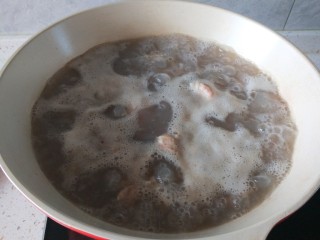 3、虫草花排骨汤,冷水下锅焯一下水。