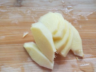 4、虫草花排骨汤,姜去皮切片。