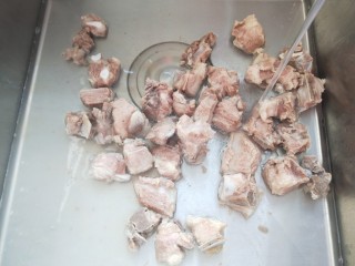 5、虫草花排骨汤,倒入水池洗去浮沫。