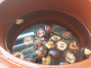 7、虫草花排骨汤,放入泡好的小香菇。