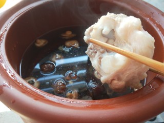 8、虫草花排骨汤,放入姜片，排骨。