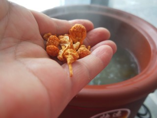 11、虫草花排骨汤,加入适量的虫草花熬3小时左右。