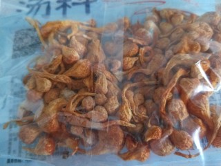 10、虫草花排骨汤,取出来虫草。