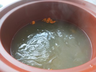 12、虫草花排骨汤,熬制好的汤放入适量盐。