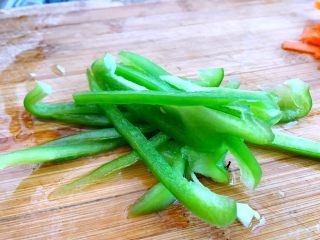 3、清炒白玉菇,青椒去蒂洗净切丝