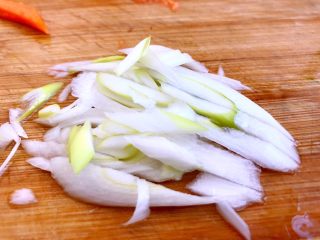 5、清炒白玉菇,葱切丝备用