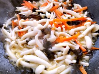 10、清炒白玉菇,大火爆炒至白玉菇出汤