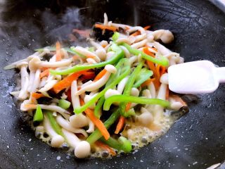 12、清炒白玉菇,加入盐翻炒翻炒均匀