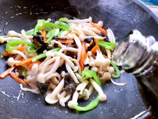 13、清炒白玉菇,关火，倒入香油