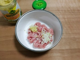 8、冬瓜汤汆蛋黄酱圆子,放入大葱