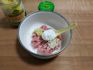 9、冬瓜汤汆蛋黄酱圆子,放入两尖勺玉米淀粉勺