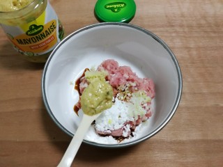 11、冬瓜汤汆蛋黄酱圆子,放入两勺蛋黄酱