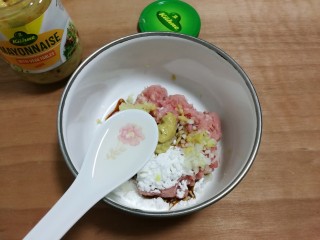 12、冬瓜汤汆蛋黄酱圆子,放入适量清水