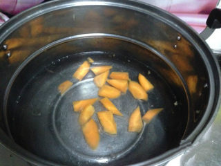 1、美味素菜――蚝油双花,锅内加水烧开下入胡萝卜煮一分钟