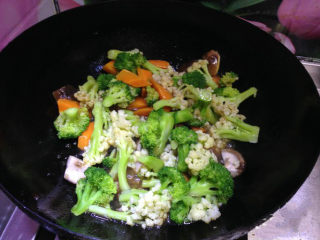 3、美味素菜――蚝油双花,倒入菜翻炒均匀即可出锅