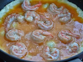 7、虾仁炒鸡蛋,将锅中底油再次烧热，倒入蛋液虾仁先不要着急翻动