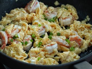 8、虾仁炒鸡蛋,待鸡蛋凝固后，改大火快速翻炒几下，最后撒入葱花即可