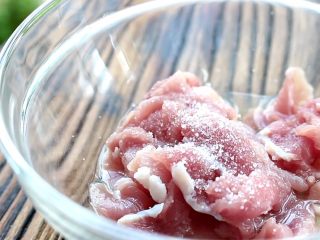 5、蚝油蘑菇肉片汤,撒盐