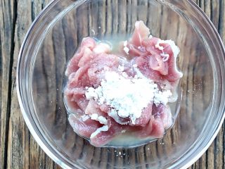 6、蚝油蘑菇肉片汤,加入豌豆粉